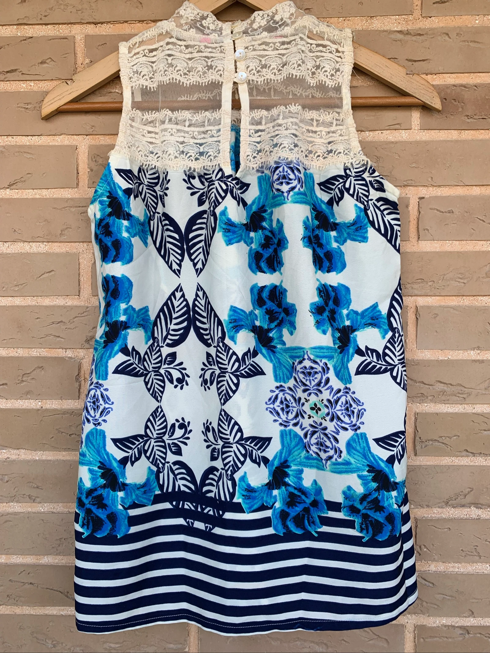Mouwloze blouse met kant en blauwe print maat S (36) – photo 3